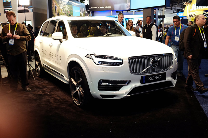 XC90是沃爾沃目前最高端的汽車，一家做輔助駕駛軟件的廠商拿來展示自己的產(chǎn)品，請用戶坐進去親自體驗。